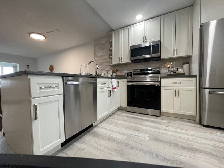 Building Photo - 1020 Country Club Dr