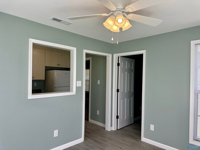 Building Photo - 3111 Hale Dr SW