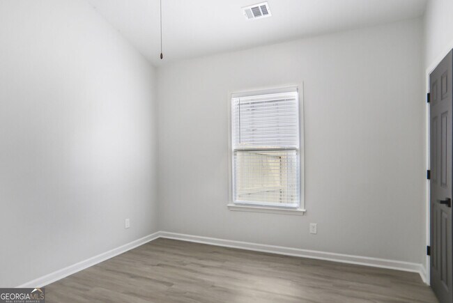 Building Photo - 652 Hugh St SW