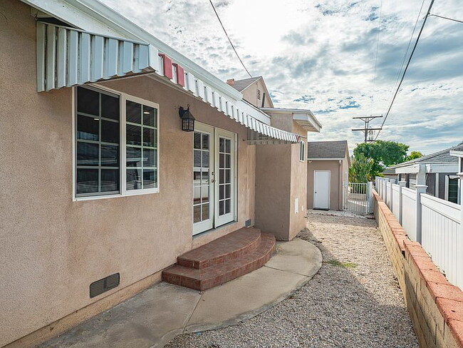 Building Photo - "Spacious 4-Bed, 3-Bath Oasis in Prime Los Angeles Location - 2080 Sq Ft of Comfort!"