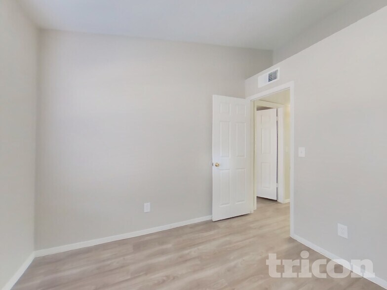 Building Photo - 515 E Rockwood Dr