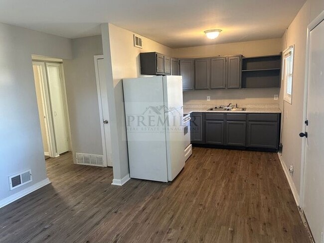 Building Photo - 6111 E 153rd St #B, Grandview, MO 64030 2B 1B - rent $895 / Move in ready/