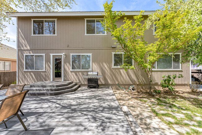 Building Photo - Fully Furnished Modern Home With Great Location