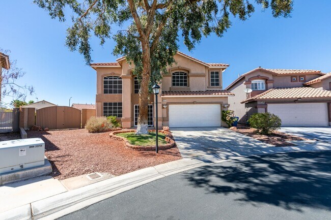 Building Photo - BEAUTIFUL POOL HOME W/RV