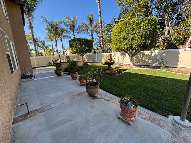 Building Photo - Gorgeous and spacious 5 bedroom FURNISHED home in Canyon Crest for rent!