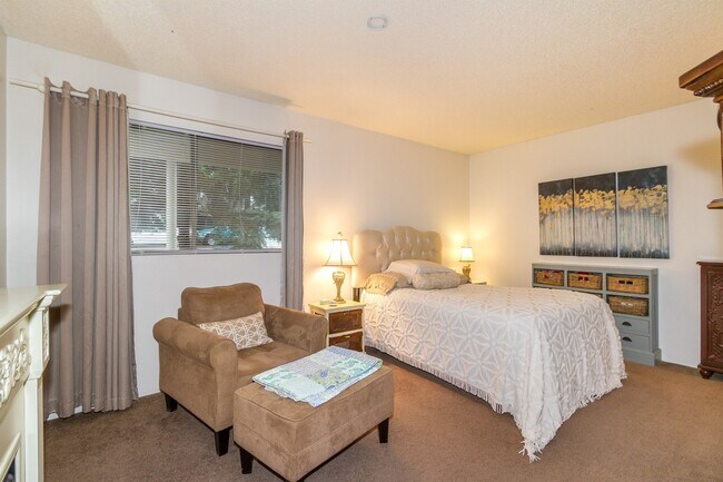 Building Photo - Kirkland Condo
