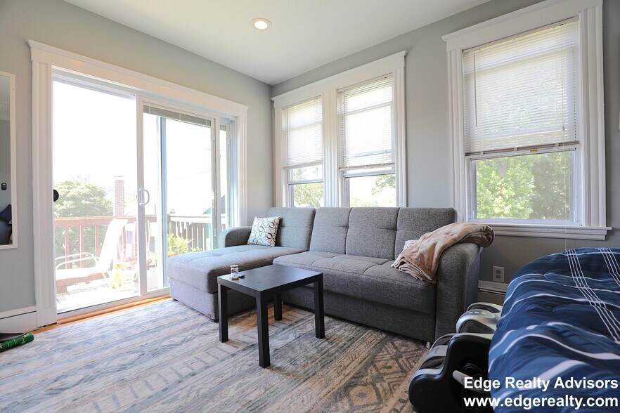 Building Photo - 27 South Crescent Circuit