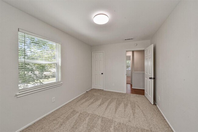 Building Photo - 2511 Blue Willow Dr