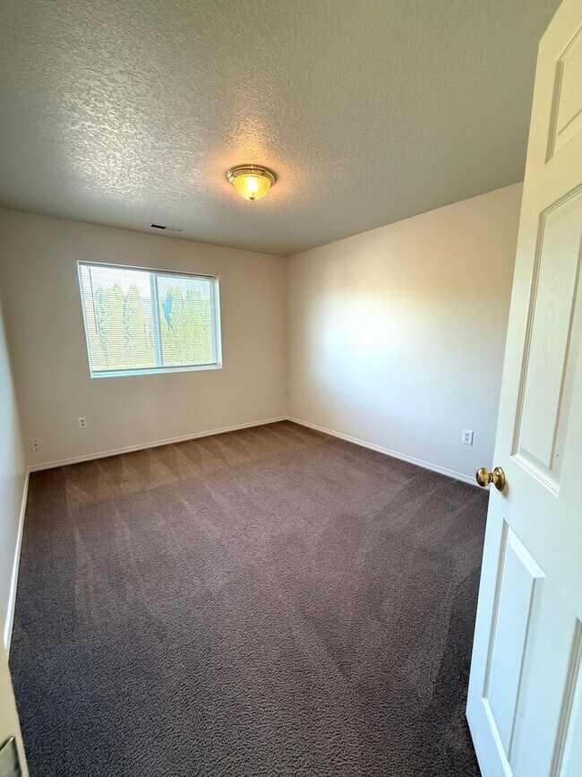 Building Photo - Spacious 4-Bedroom Rental Home in Prime Pa...