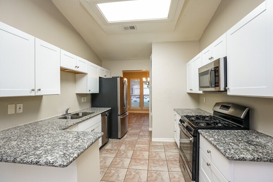 Building Photo - 20117 Dawn Mist Dr