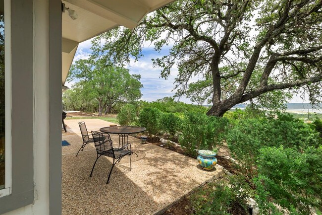 Building Photo - 3935 Lago Vista Dr