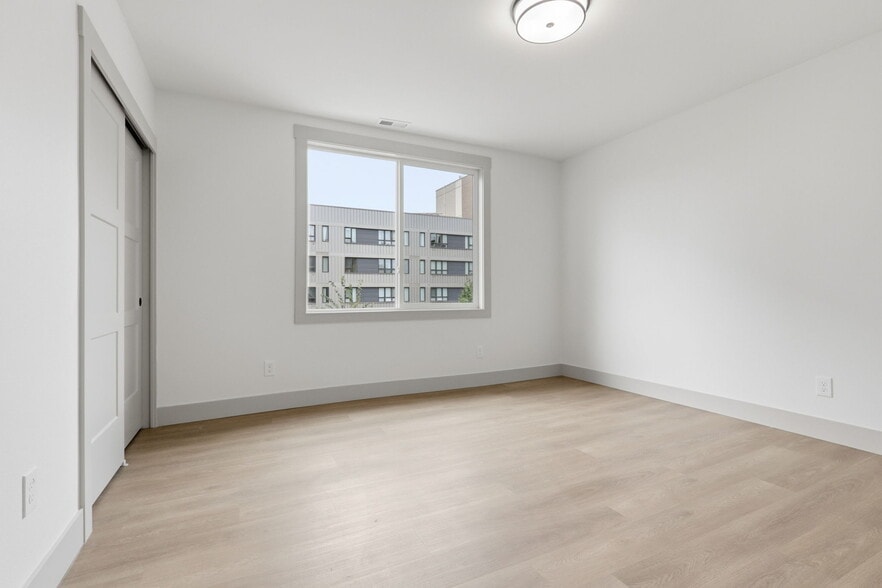 Building Photo - 437 NE Fargo St