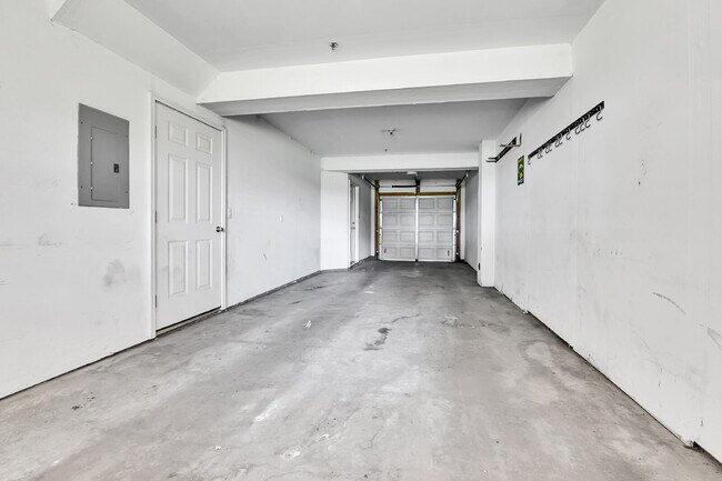 Building Photo - $2,350.00 - 2 Beds, 2 Baths, Condo in Litt...