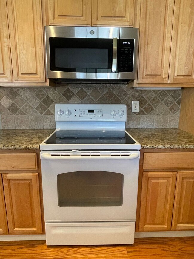 Building Photo - 1570 Camille Ct