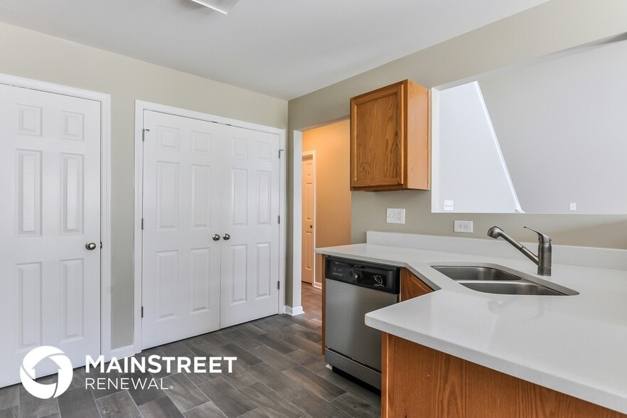 Building Photo - 5516 Landreaux Dr