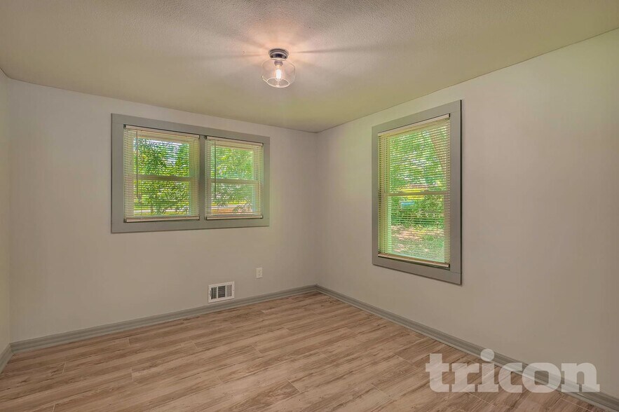 Building Photo - 11 Swan Dr