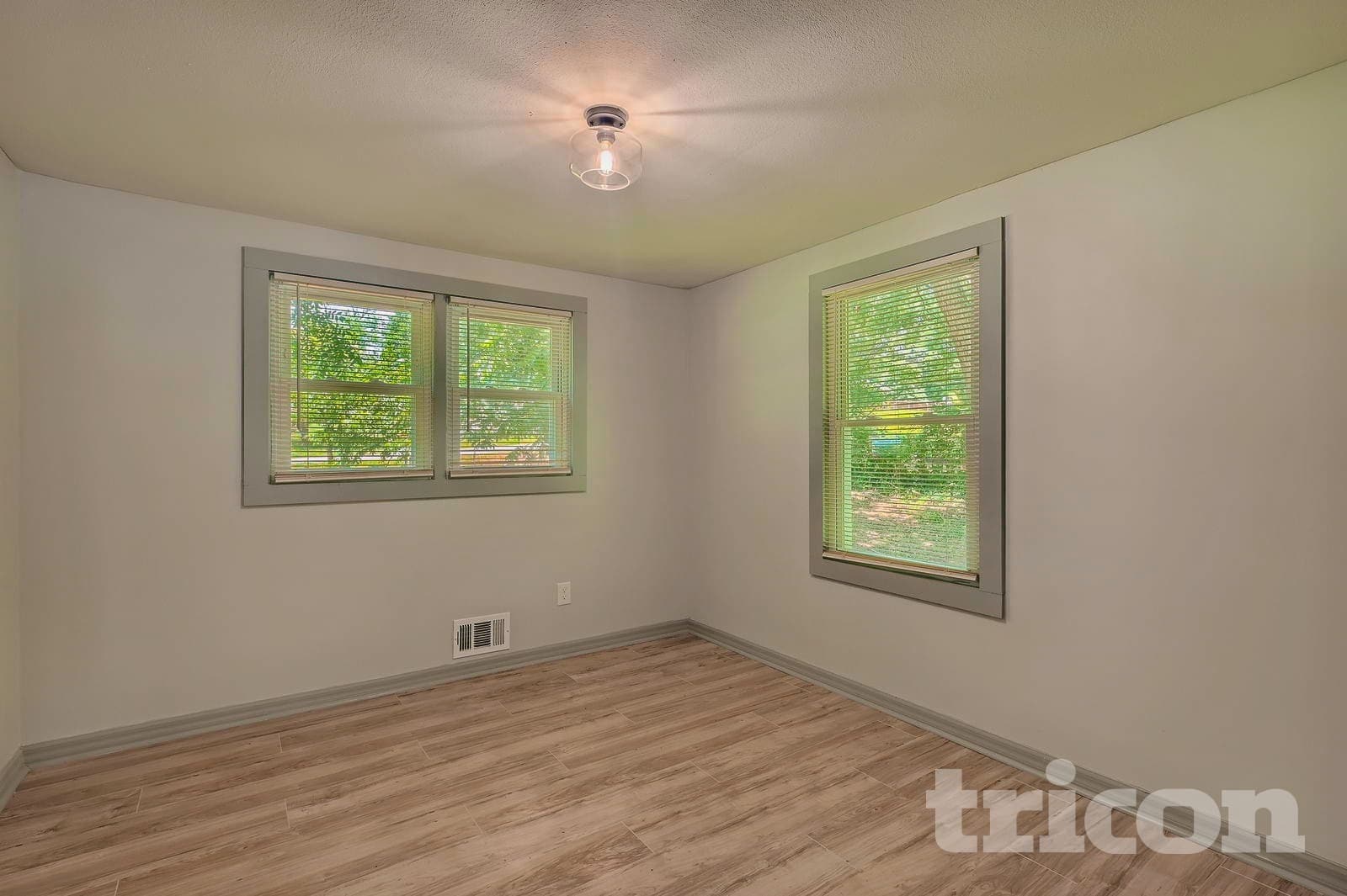 Building Photo - 11 Swan Dr