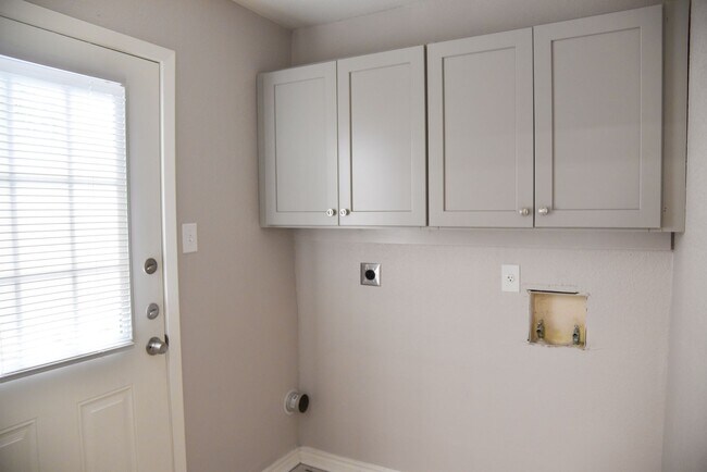 Building Photo - 307 Amherst Ct