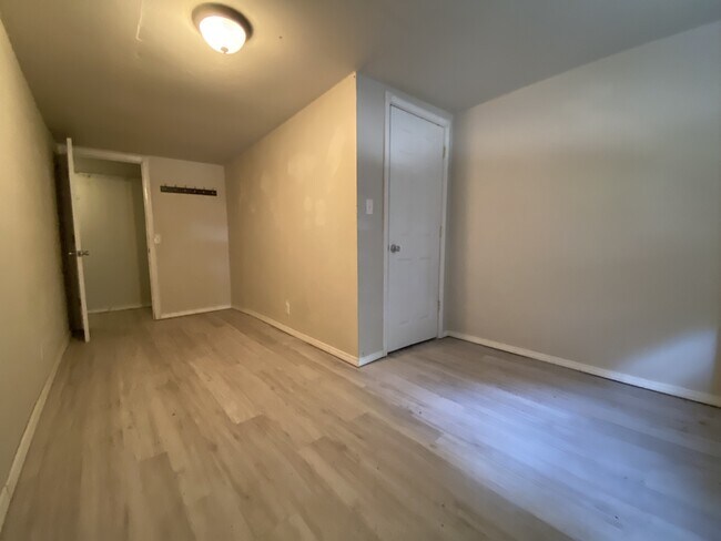Building Photo - 474 Elm Ave