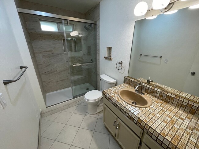 Building Photo - Spacious three bedroom home in desirable Windsor neighborhood!