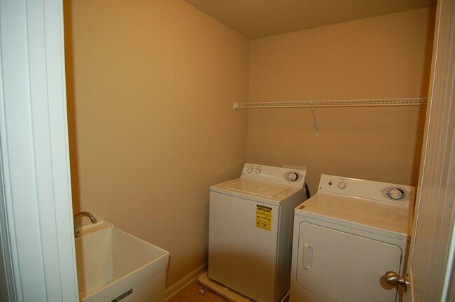 Building Photo - 2145 Manor View