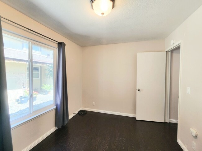 Building Photo - 2 bedroom townhouse