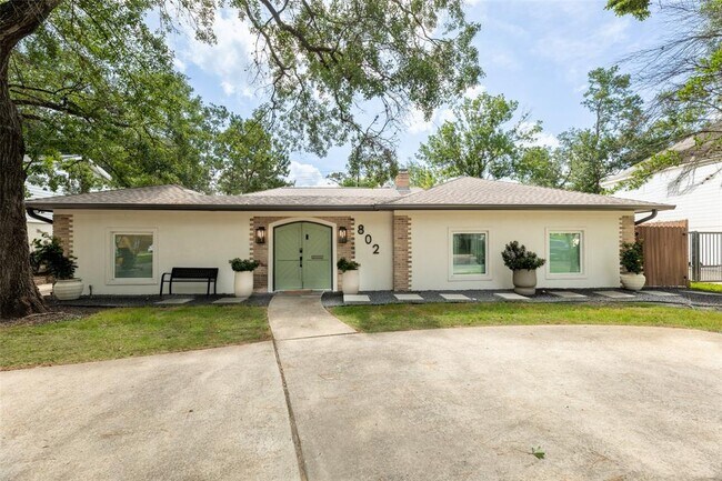 Building Photo - 802 N Wilcrest Dr