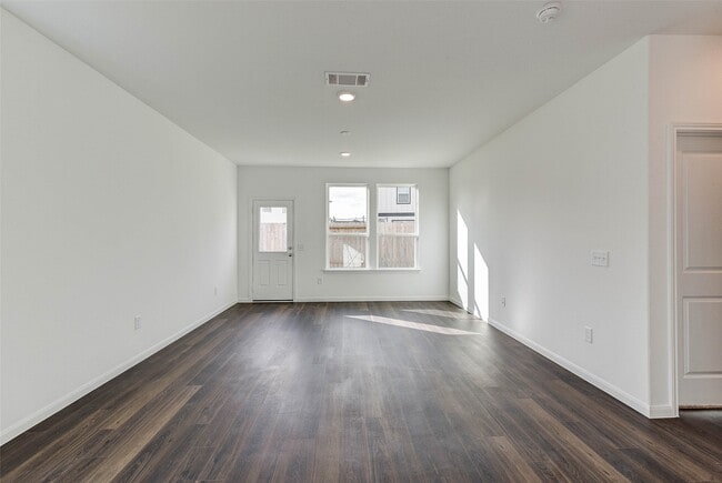 Building Photo - 25821 Hedgerow Dr