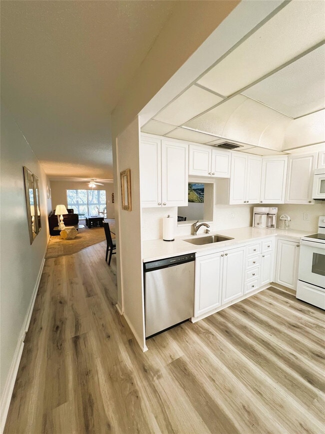 Building Photo - 2101 Lucaya Bend