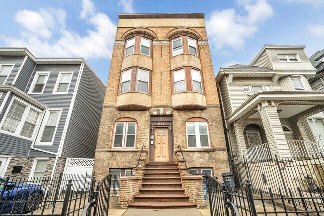 Building Photo - 811 Montgomery St