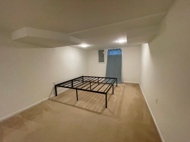 Building Photo - 306 Russell Rd