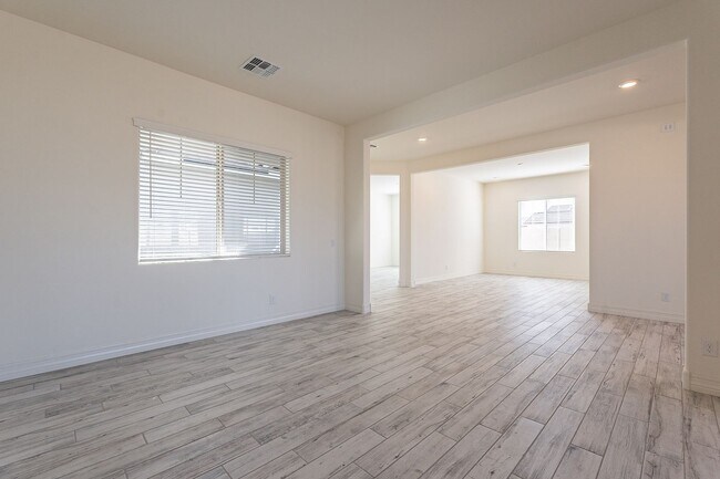 Building Photo - 5 BEDROOM 4 BATH SINGLE FAMILY HOME