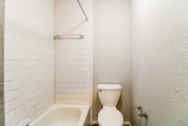 Building Photo - 2222 Victoria Ct