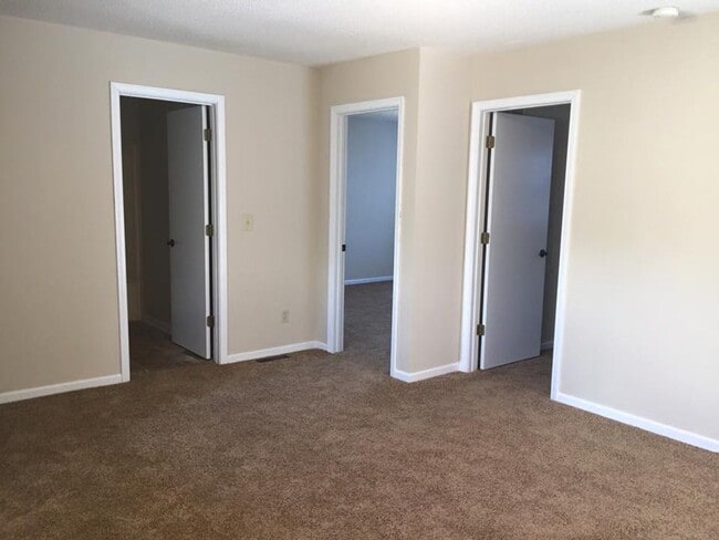 Building Photo - Updated 3bed 2 bath with fenced in yard!