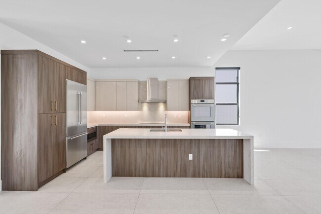 Building Photo - 655 Kingsbridge St