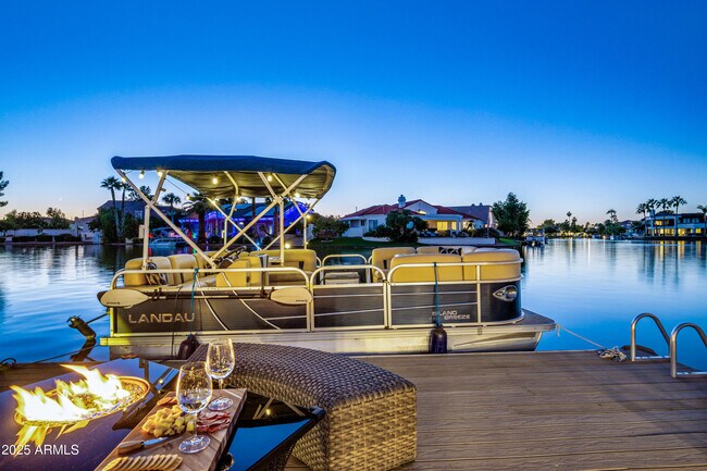 Building Photo - 1817 E Willow Tree Ct