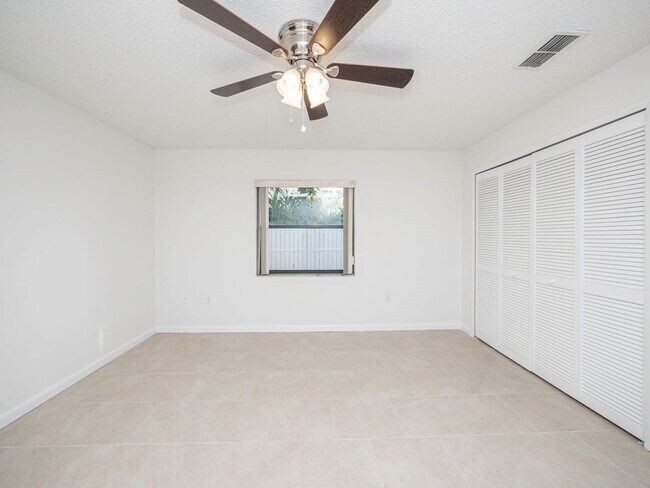 Building Photo - South Lakeland Duplex!