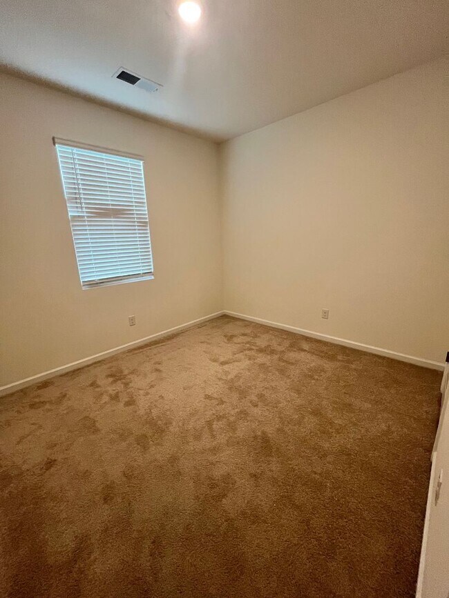 Building Photo - Move Right In to Your Practically Brand New Bonaire Home.