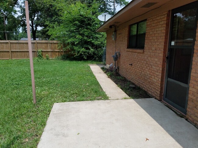 Building Photo - *3/2*SOUTHERN HILLS/SOUTHWOOD*FRESH PAINT*