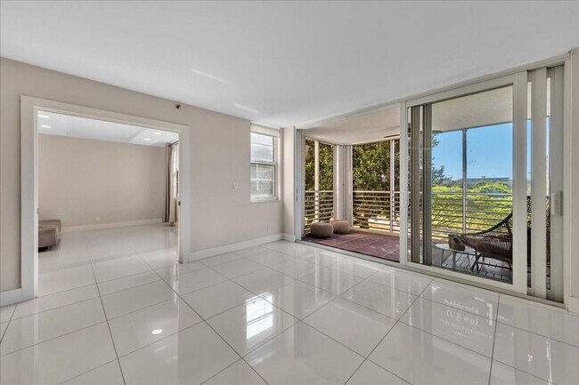 Building Photo - 3520 Oaks Way