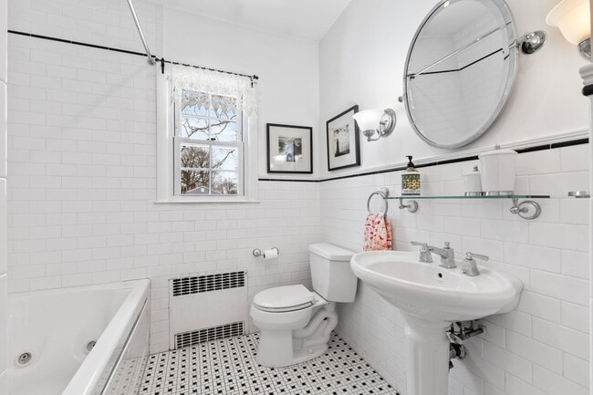 Building Photo - 115 Stonehedge Dr N