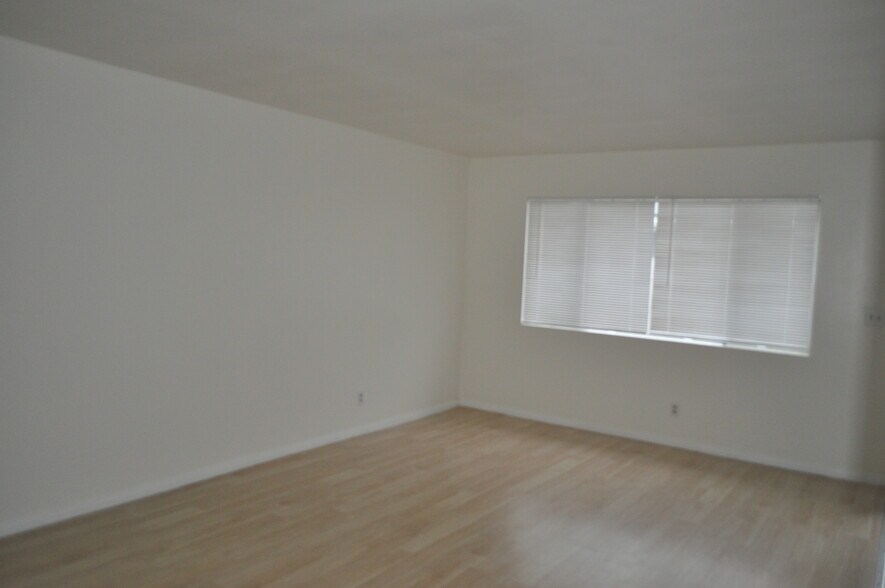 Building Photo - 4059 W 137th St