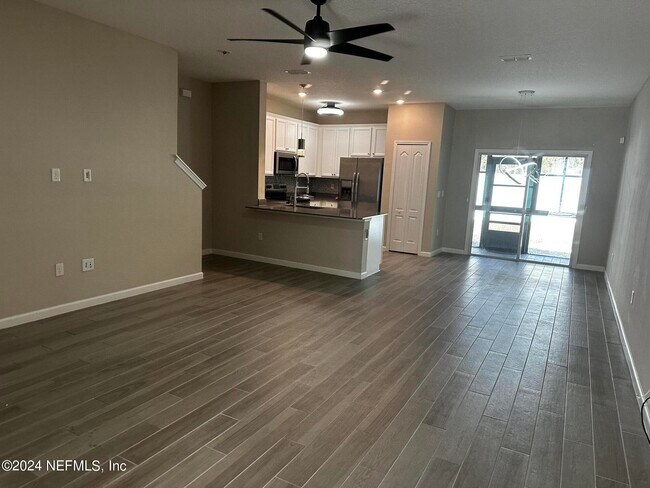 Building Photo - 7371 Palm Hills Dr