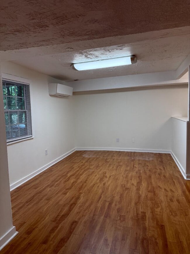 Building Photo - 721 Wedgewood Dr