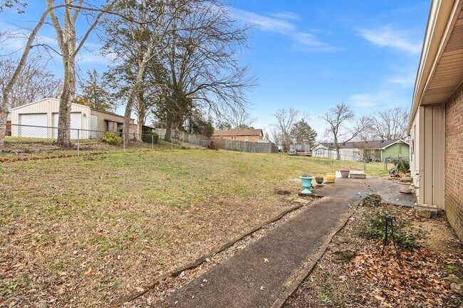 Building Photo - 703 Lucien Dr