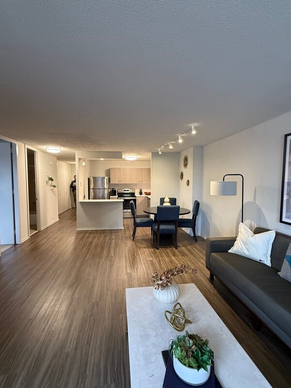 Building Photo - 1125 N Dearborn St