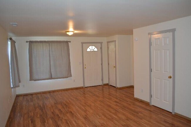 Building Photo - Spacious 3 bedroom townhome on cul-de-sac
