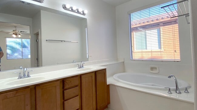 Building Photo - Great single story home 4 beds 3 baths in ...