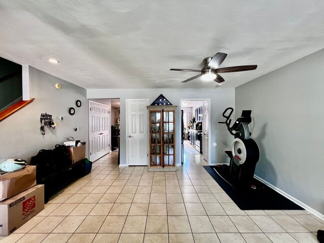 Building Photo - Beautiful End Unit Townhouse