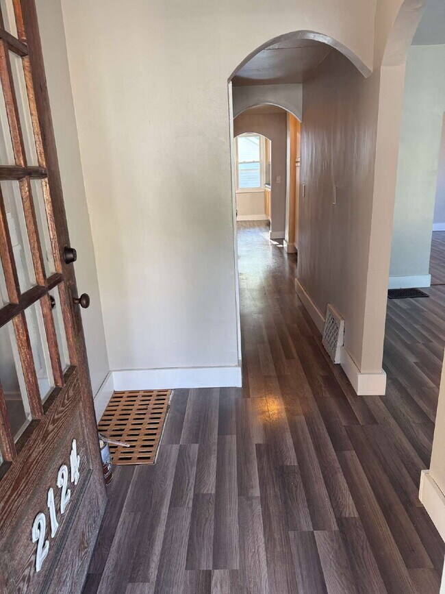 Building Photo - Charming 4 Bedroom Home with 2 Full Baths in Grand Rapids